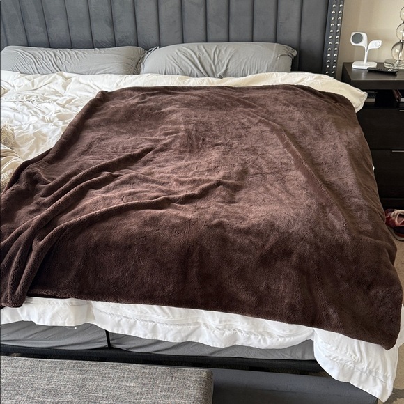 Unhide Faux Fur Chocolate Brown Throw Blanket - Picture 1 of 3